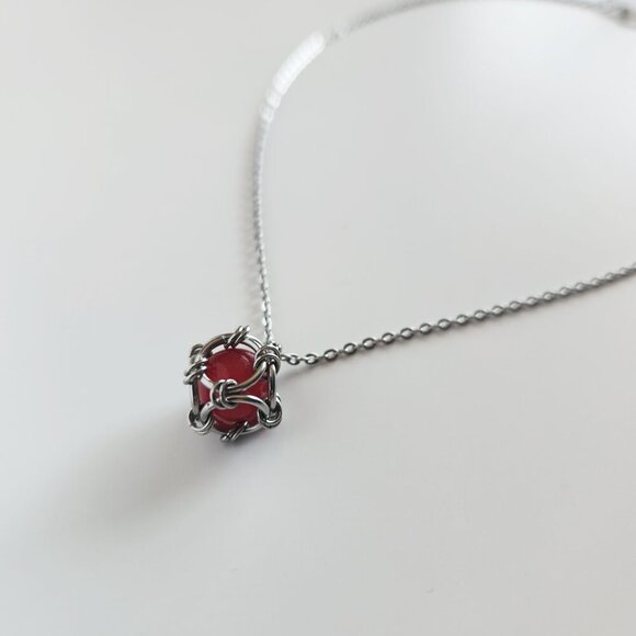 Antique gothic red pearl chainmaille necklace with a small silver chain - Picture 4 of 6